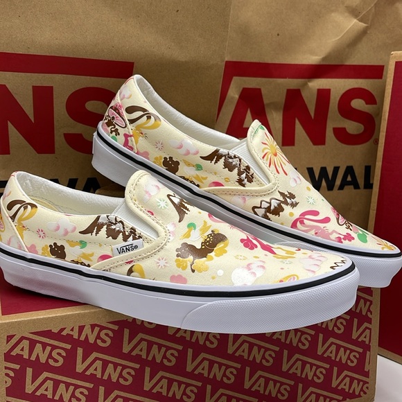 Vans Women’s Classic Slip-On Get Outdoors Classic White 
VN000BVZFRL
Sneakers - Picture 5 of 16